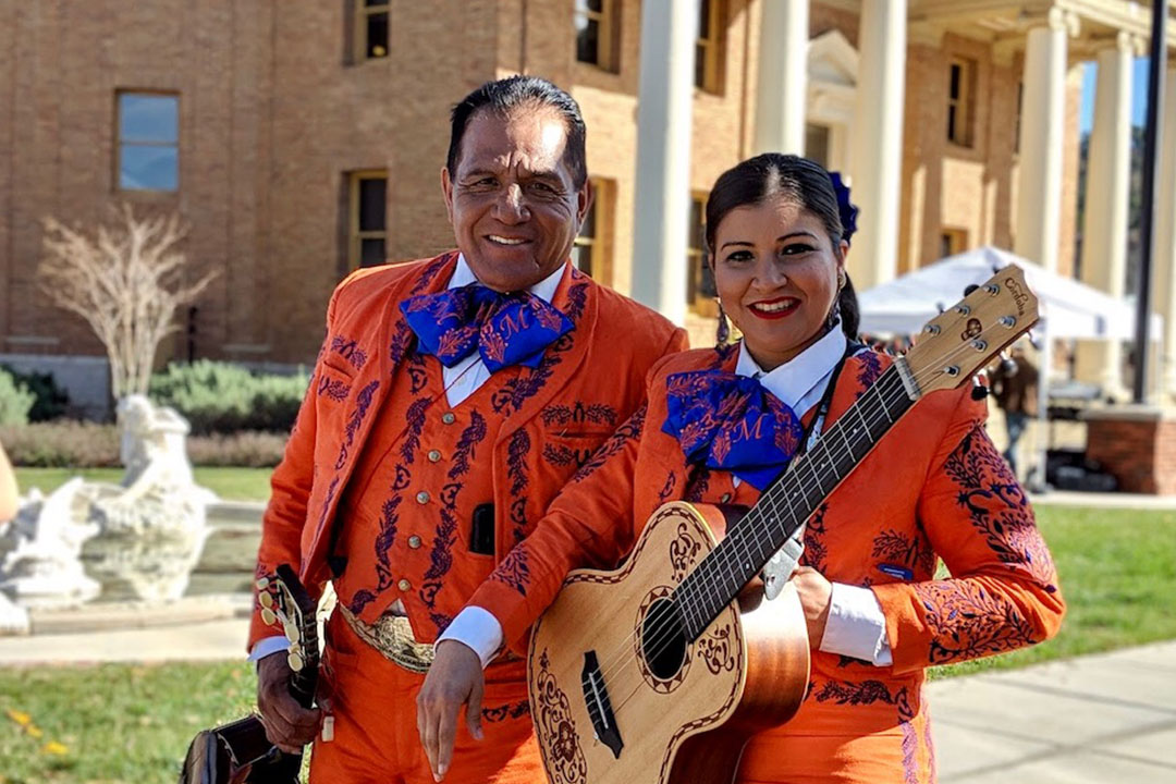 Photo of two Mariachi Band Performers from Mariachi Mexicanisimo Band